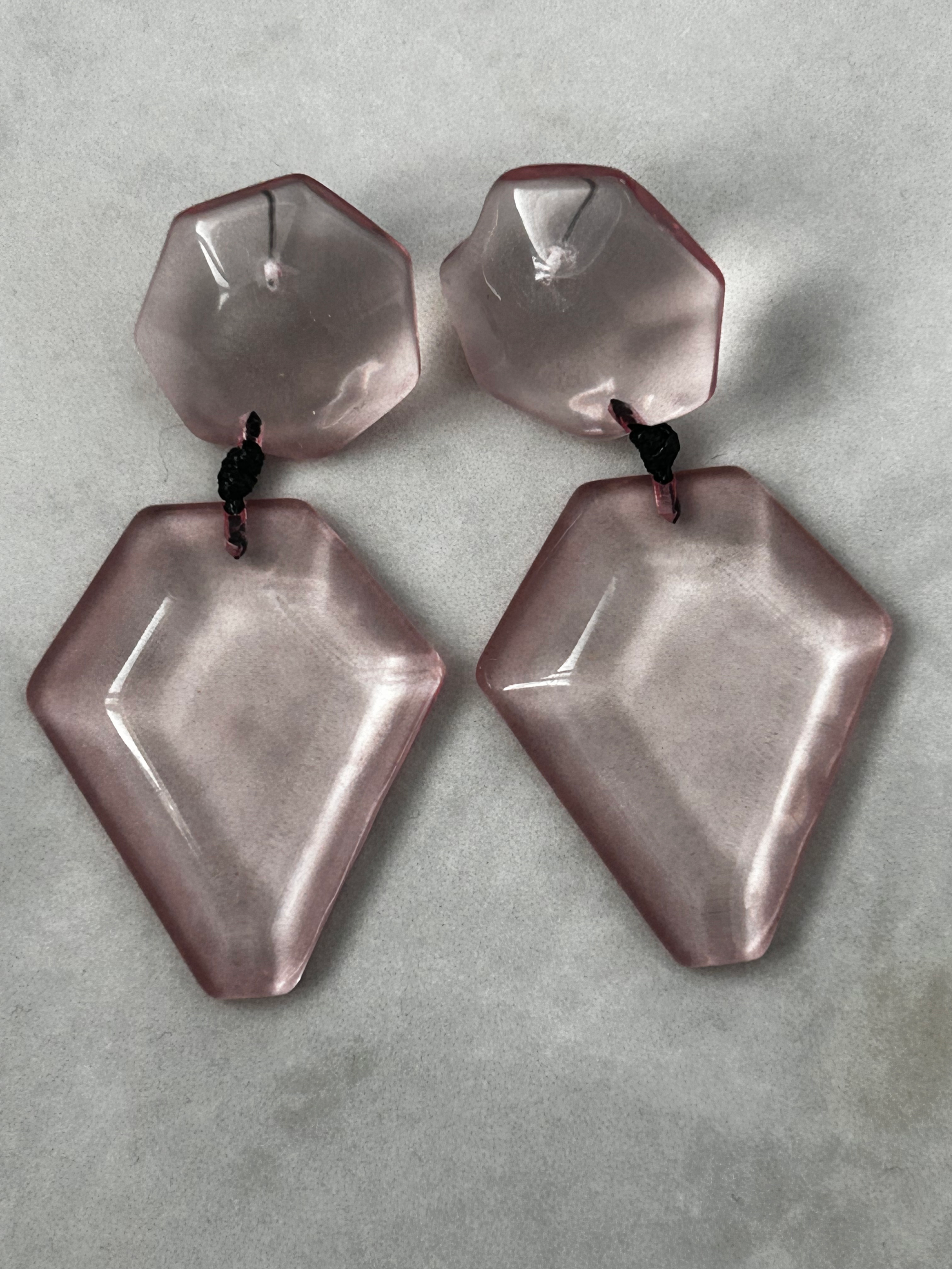 עגילי פלסטיק ורוד שקוף חוט שחור 