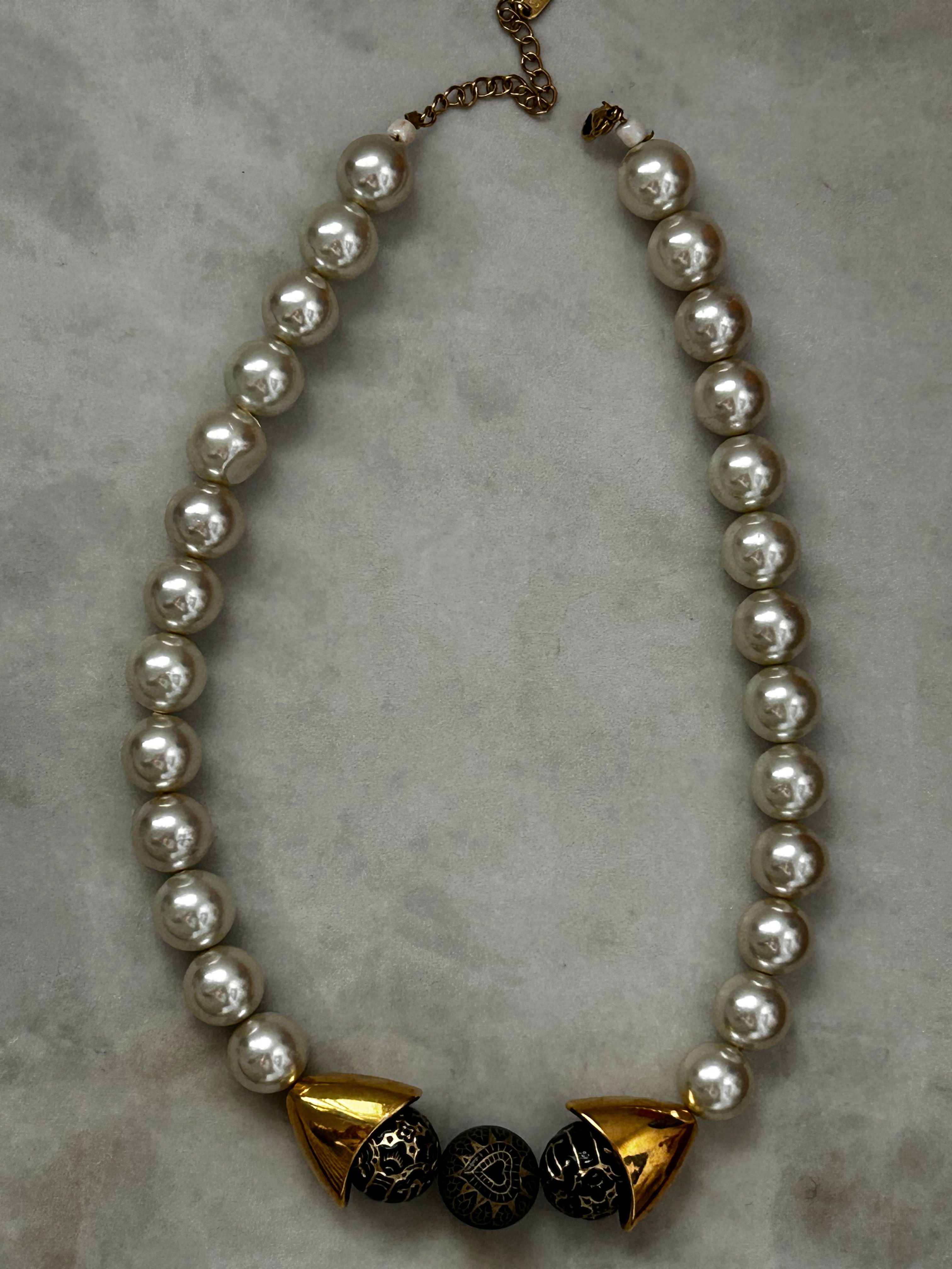 שרשרת פנינים שחור מוזהב בעבודת יד