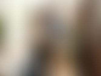 Voyageurs souriants accueillis dans un appartement meublé lumineux en location courte durée