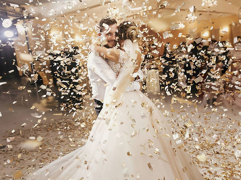 vaya-boda-la-pareja-de-novios-con-la-car