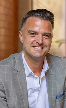 Romney Navarro Headshot.jpg