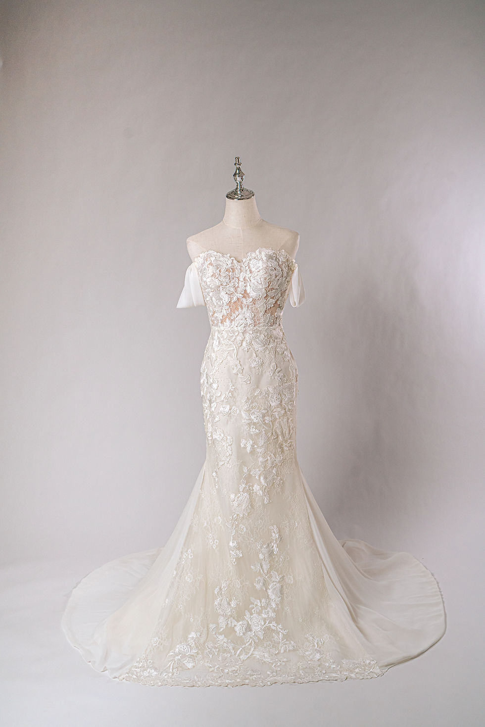 Dress Line :ソフトマーメイドライン
Color:ホワイト
Size: 5〜9号
Cup Size:A-ECup