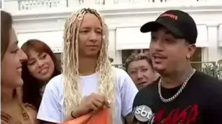 Fã de Lady Gaga usa fralda para não sair da porta do hotel no Rio