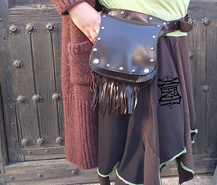 Riñonera bolso flecos cuero artesanal