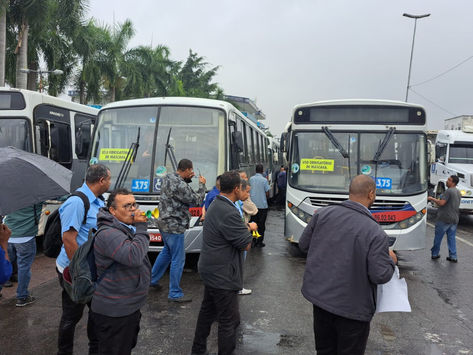 Rodoviários protestam em frente à prefeitura de Itaboraí