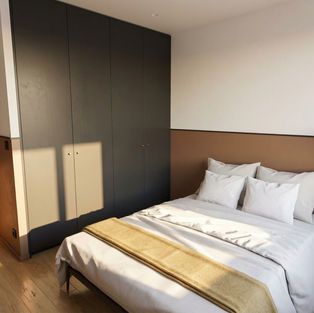 Planche de tendances pour la transformation d'un garage en chambre parentale chaleureuse. Palette de couleurs brun et noir, parquet Quickstep, suspensions laiton, lin grège.
