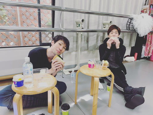 愛子先生から男性ダンサーの先生方へサンドイッチの🥪差し入れ💕朝ホームベーカリーで焼きたての無添加食パン🍞です🎶フルーツ付き🍎