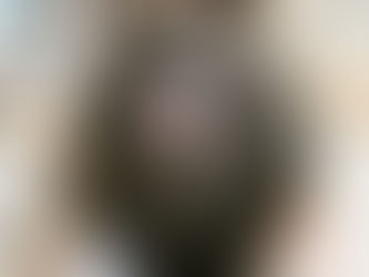 ピンク色のフェルト製お花の飾りをシニヨンに付けて💕