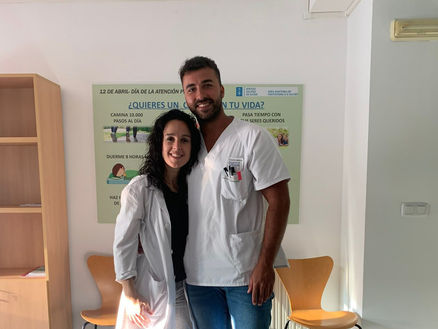 Dous enfermeiros realizan un mapeo para mellorar a saúde na vila