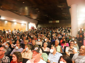Jesús Cintora enche o Centro Social do Mar na presentación de "No quieren que lo sepas"