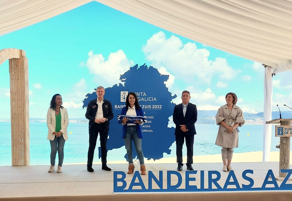 Bueu recolle as bandeiras azuis no acto de entrega na praia de Loira