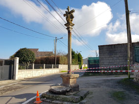 Un vehículo causa danos na mesa procesional do cruceiro da Roza
