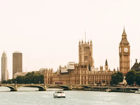Uitzicht op de Houses of Parliament en Big Ben langs de rivier de Theems in Londen.