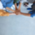 jovenes-colegas-trabajando-juntos-en-la-cafeteria.jpg
