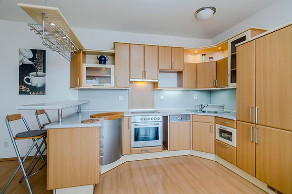 Světlý byt, obývací pokoj s 9 m2 balkonem