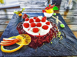 Cremige Maracuja-Mascarpone-Creme mit frischen Himbeeren, Cassis-Waldfrüchten und fruchtiger Mango-Minz-Sorbet