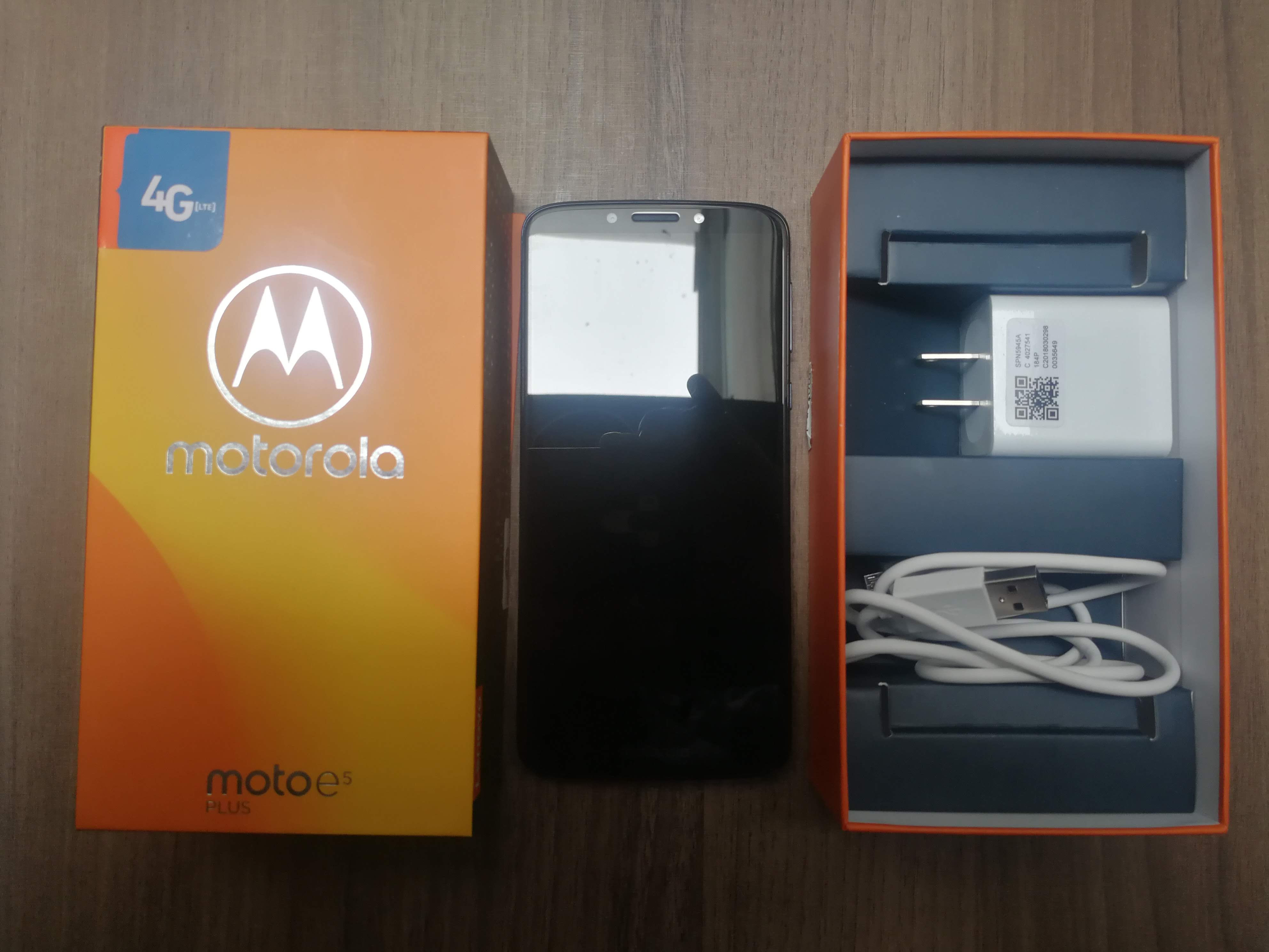 Motorola Moto E5 Plus - 16GB - Negro - Seminuevo