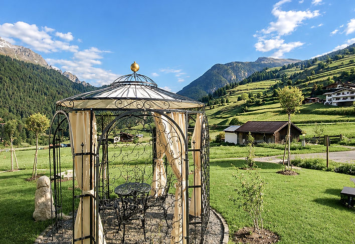 Ansicht Pavillon Haus Alpenblick Nauders fruehling.jpg