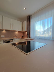 das Alpenblick - Appartement Lodge - große Küche mit traumhaften Ausblick auf die umliegenden Berge