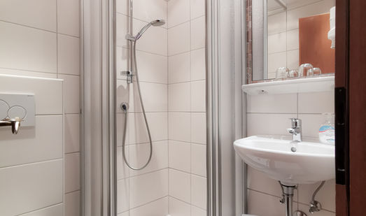 Haus Barbara Nauders - Doppelzimmer Nr. 4 - Ansicht Badezimmer