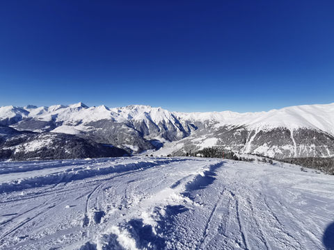 das Alpenblick - Skigebiet Nauders - Abfahrt Zirmbahn und Blick ins schweizerische Engadin