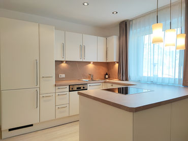 das Alpenblick - Appartement Lodge - große Küche mit Backofen, 4-fach Cerankochfeld, Spülmaschine, ...