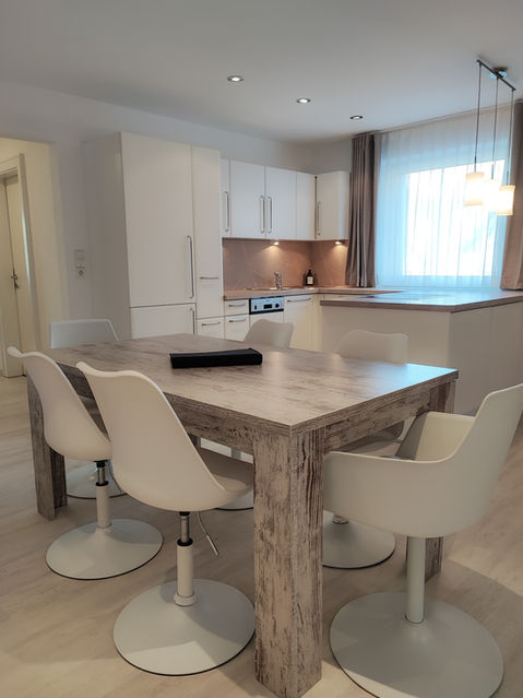 das Alpenblick - Appartementn Lodge - Essbereich mit Blick in die Küche