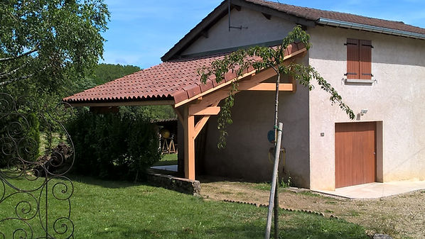 Mise en place d'un auvent contre pignon de maison
