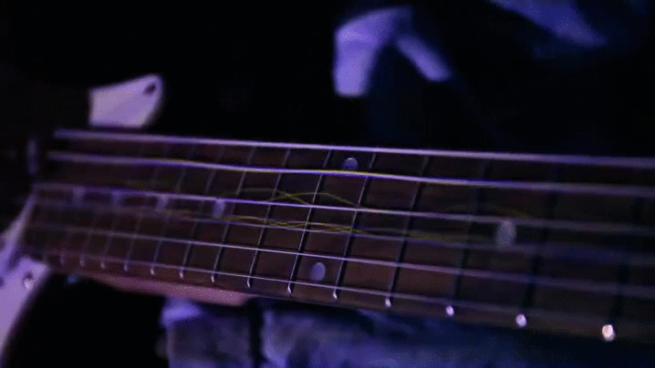 watch-the-slowmotion-wobble-of-guitar-st
