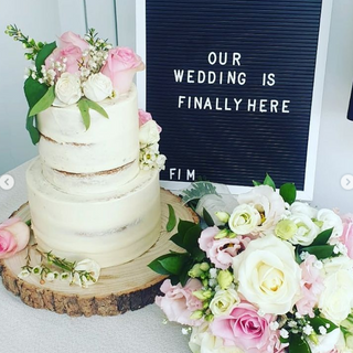 Maz & Steve Wedding cake and flowers.PNG