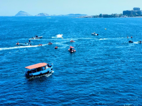 ACIDENTE: Aeronave cai na praia de Copacabana, no Rio de Janeiro