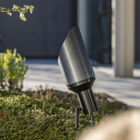 Aussenstrahler von Staub Designlight im Pflanzbereich zur gezielten Beleuchtung von Vegetation