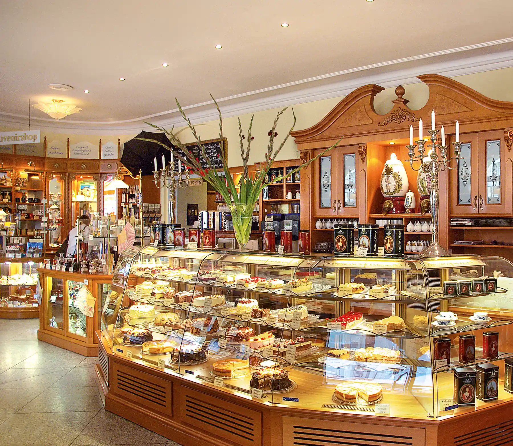 Riesiges Kuchenbuffet im Vestibül des Restaurant & Cafés Coselpalais