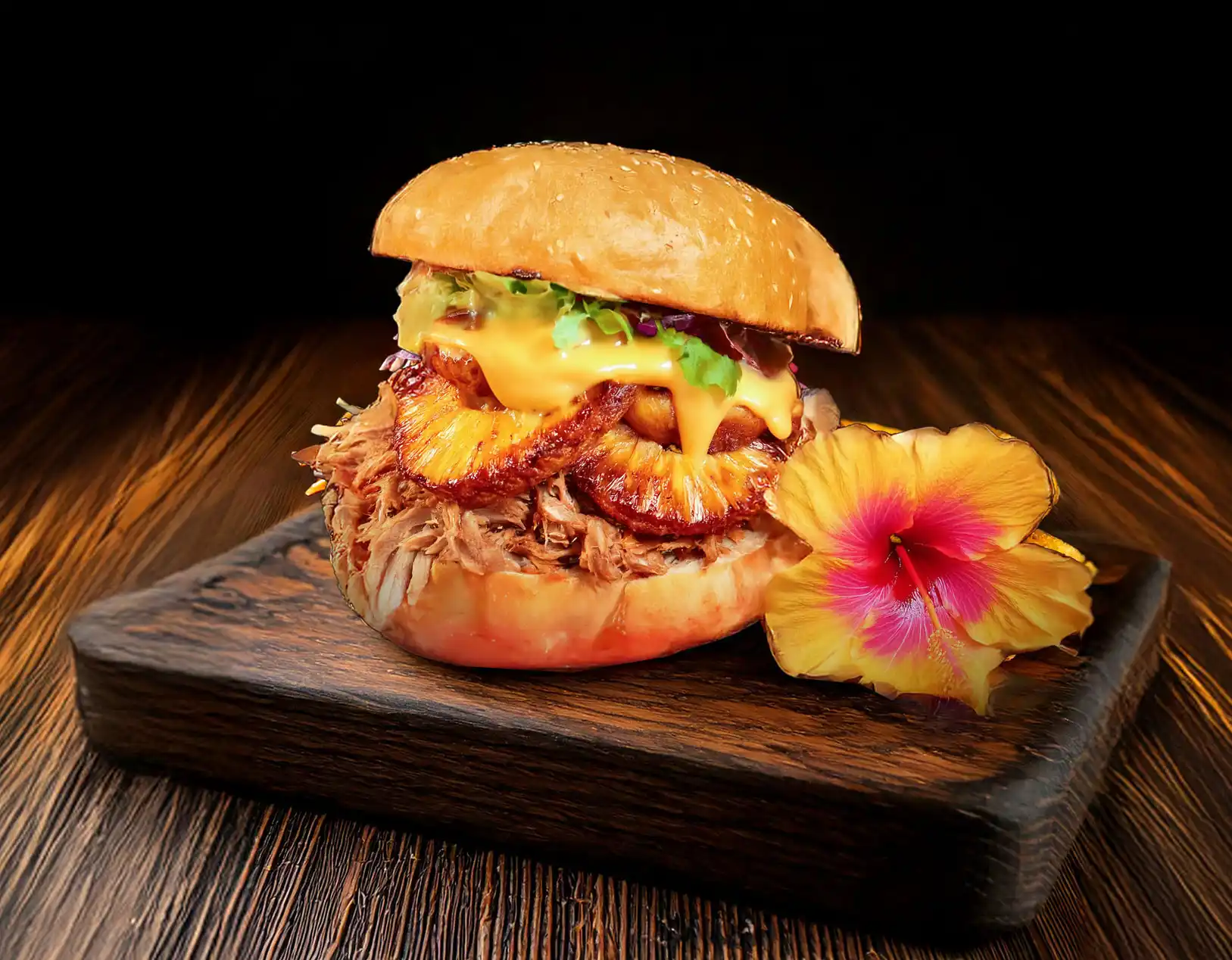 Hawaii Burger mit Ananas und Pulled Chicken