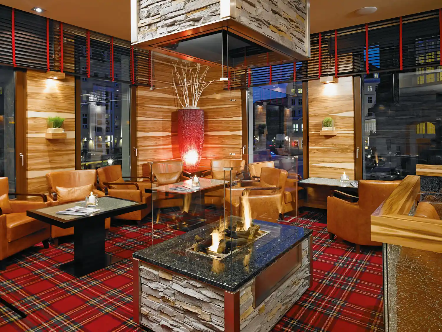 Lounge Bereich im Ontario Steakhouse mit Kamin