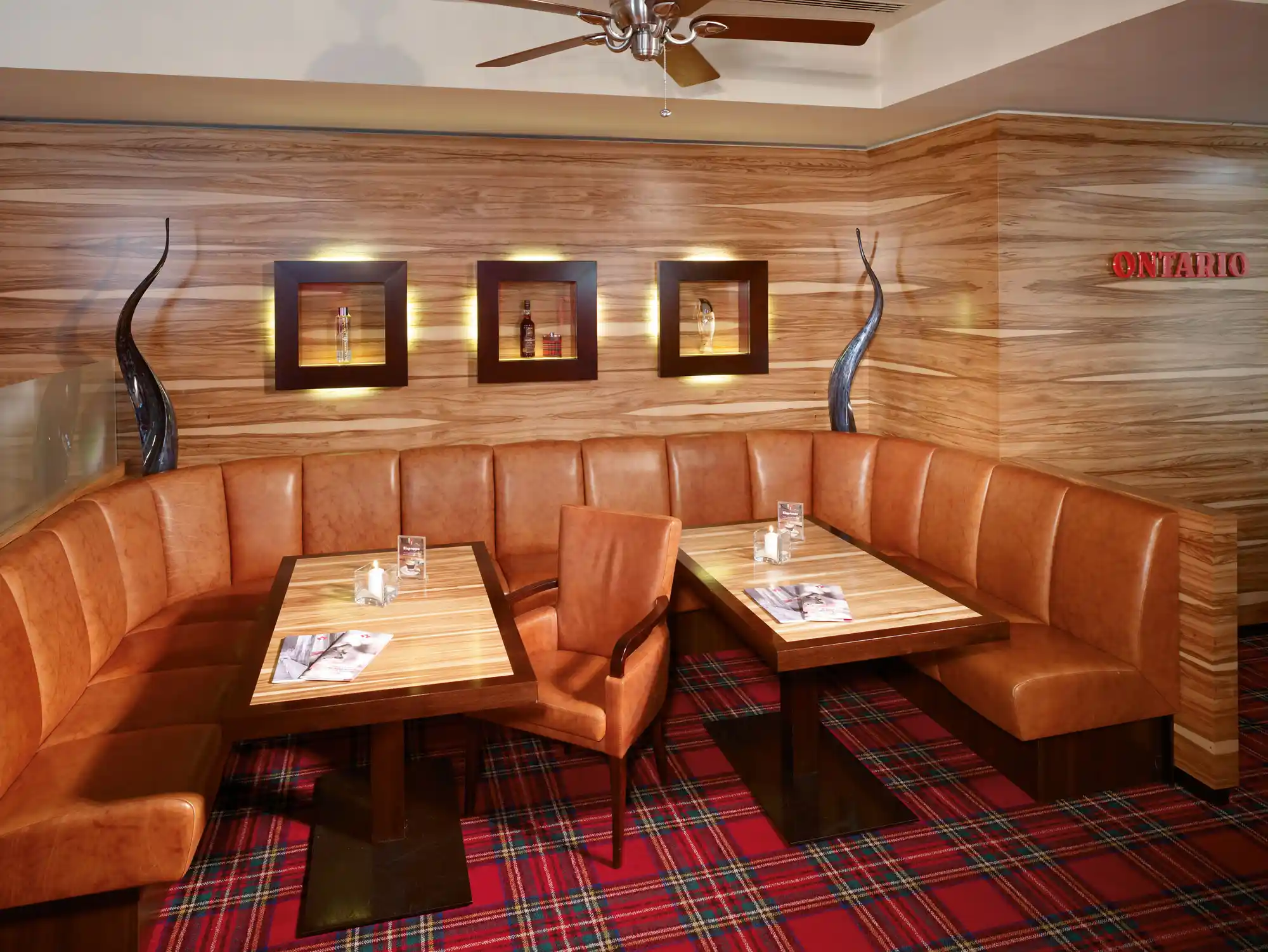 Lounge im Obergeschoss des Ontario Steakhouse mit gemütlicher Leder-Sitzecke
