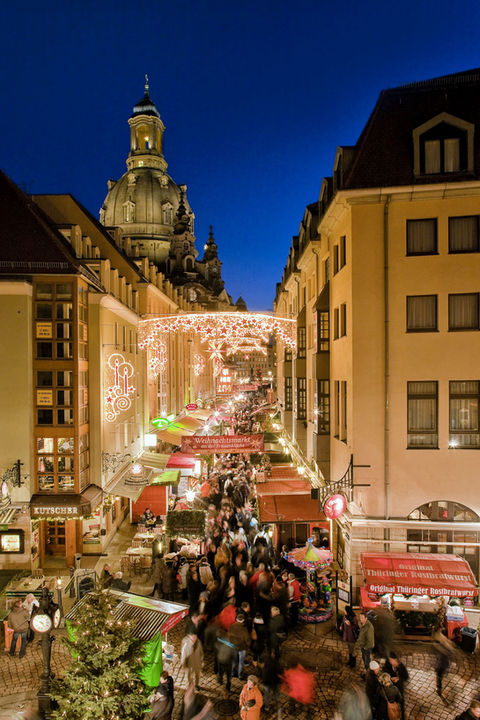 Blick auf den traditionellen Weihnachtsmarkt an der Frauenkirche in der Münzgasse