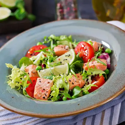 Bunter Salatteller mit gebratenem Lachs und frischem Gemüse – mediterran inspiriertes Gericht im Ayers Rock Dresden