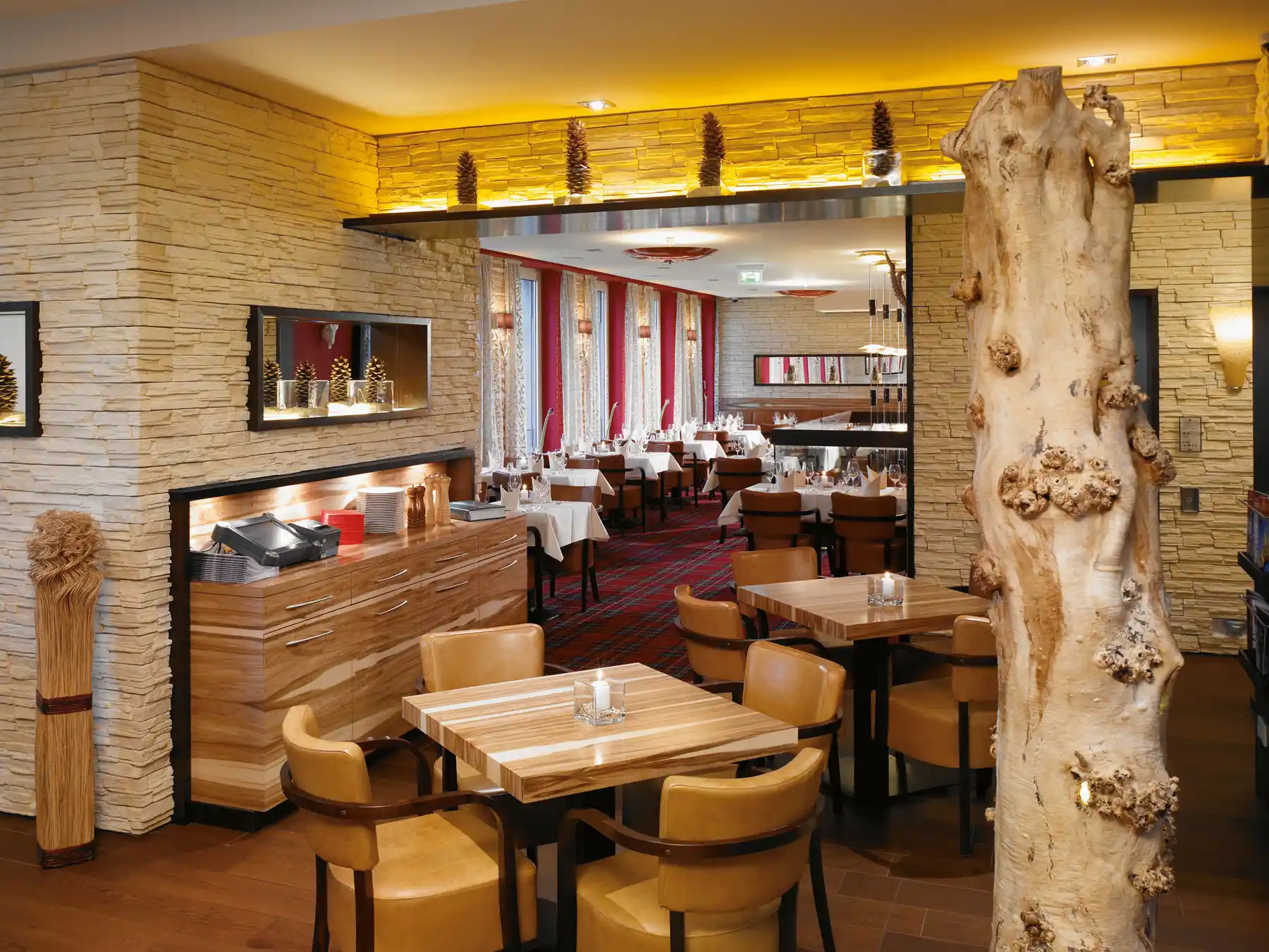 Blick auf den Restaurantbereich im Obergeschoss
