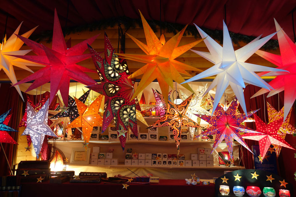 Weihnachtssterne und Herrnhuter Sterne auf dem Weihnachtsmarkt an der Frauenkirche