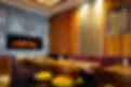 Stilvolles Restaurant in Dresden – Ayers Rock Innenbereich mit Sitznischen, Kamin und Holzdesign