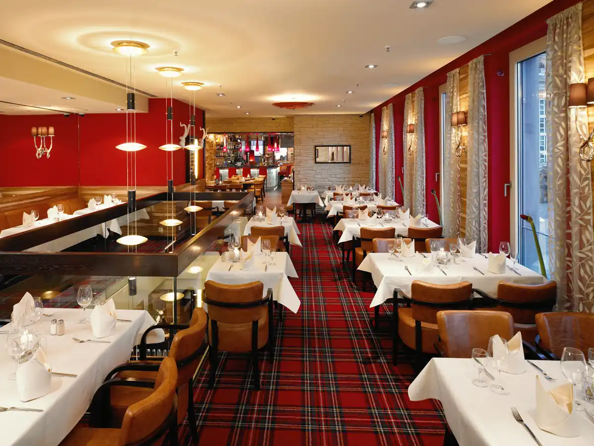 Restaurant im Obergeschoss des Steakhouse Ontario mit stilvoll gemütlichen Tischen und Lederstühlen