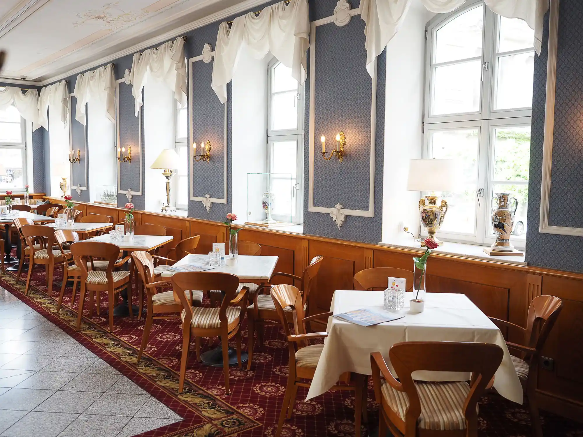 Historisch Essen und Trinken im Rosenzimmer des Restaurant & Grand Cafés Coselpalais