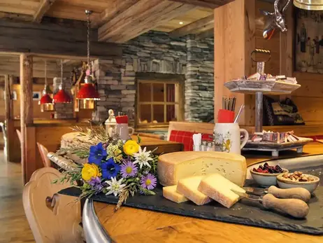 Bergkäse mit Nüssen auf Holzbrett im urigen Wirtshaus edelweiss