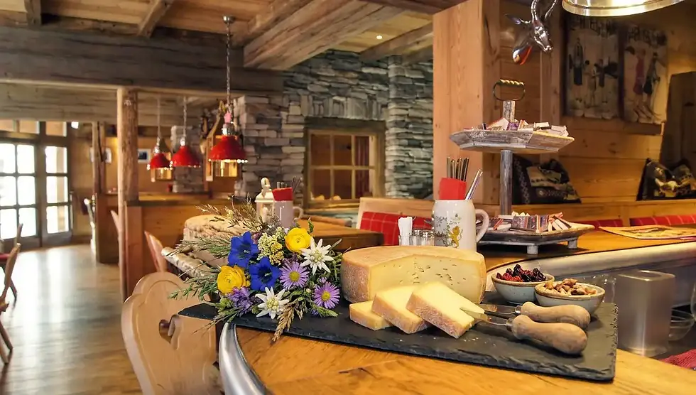 Ein Käsebrett mit Bergkäse und Nüssen auf der Bar des urigen Wirtshauses edelweiss