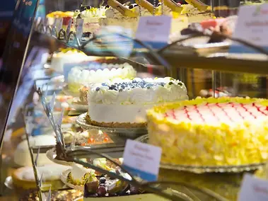 Auslage mit verschiedenen Kuchen und Torten in Dresdner Konditorei