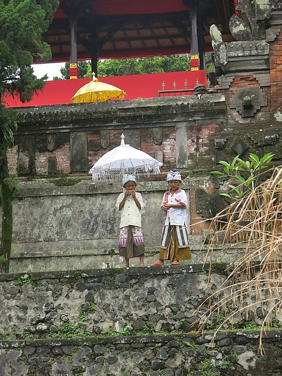 Cérémomie au temple de Sidemen