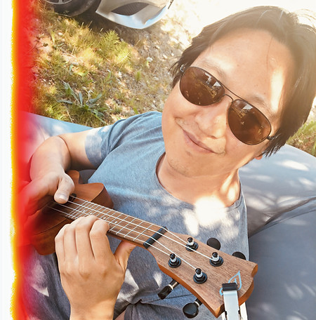 ich mit Sonnenbrille und Ukulele 