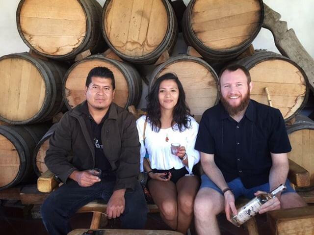 A la izquiera el Maestro Mezcalero Gonzalo Martínez, enmedio Adriana de Milenaria y a la derecha Dermot, fan irlandés del mezcal