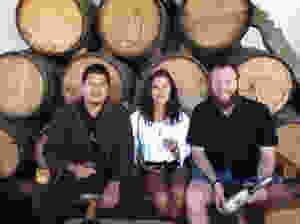 A la izquiera el Maestro Mezcalero Gonzalo Martínez, enmedio Adriana de Milenaria y a la derecha Dermot, fan irlandés del mezcal